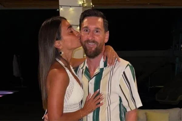 El Año Nuevo de Lionel Messi: el tierno beso de Antonela Roccuzo y la jarrita que usó para brindar
