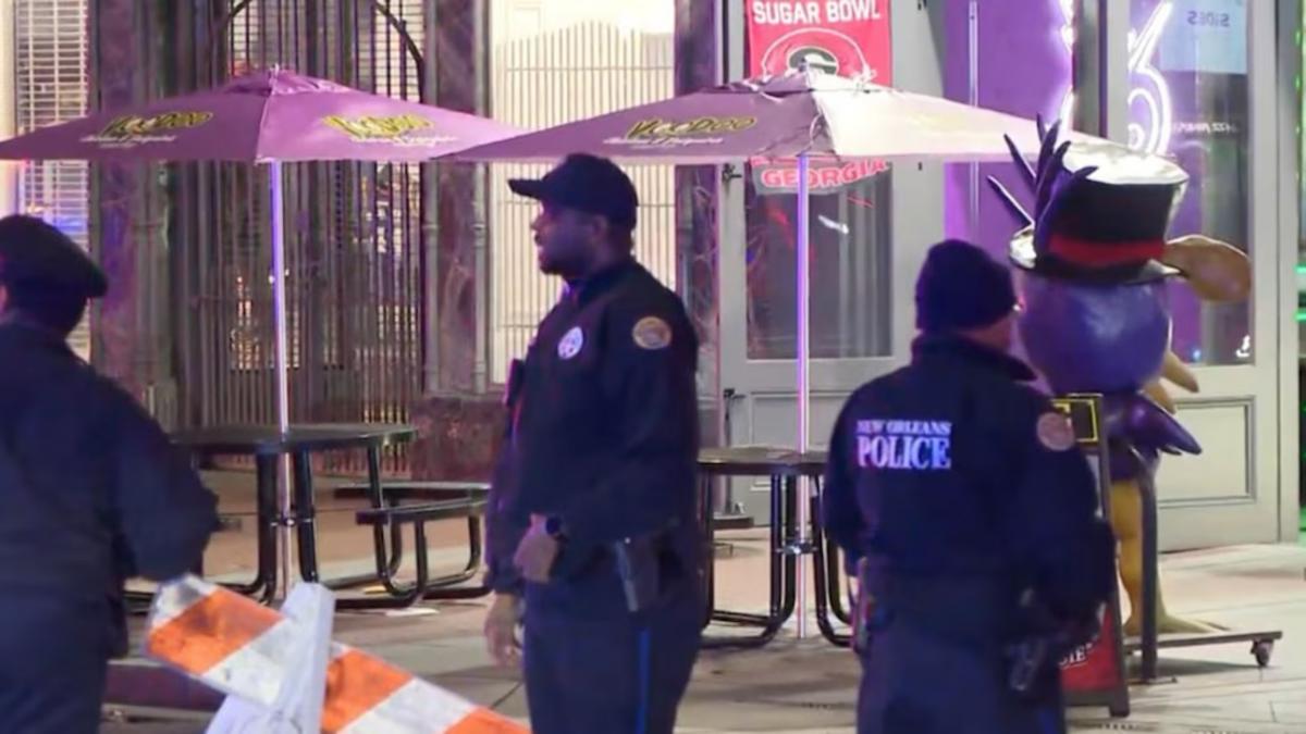 La Policía recorre la zona del ataque.