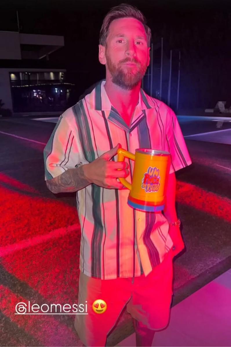 Lionel Messi estrenó la jarra que el programa de streaming de cumbia 'Un Poco de Ruido' le regaló en la Navidad de 2024. 