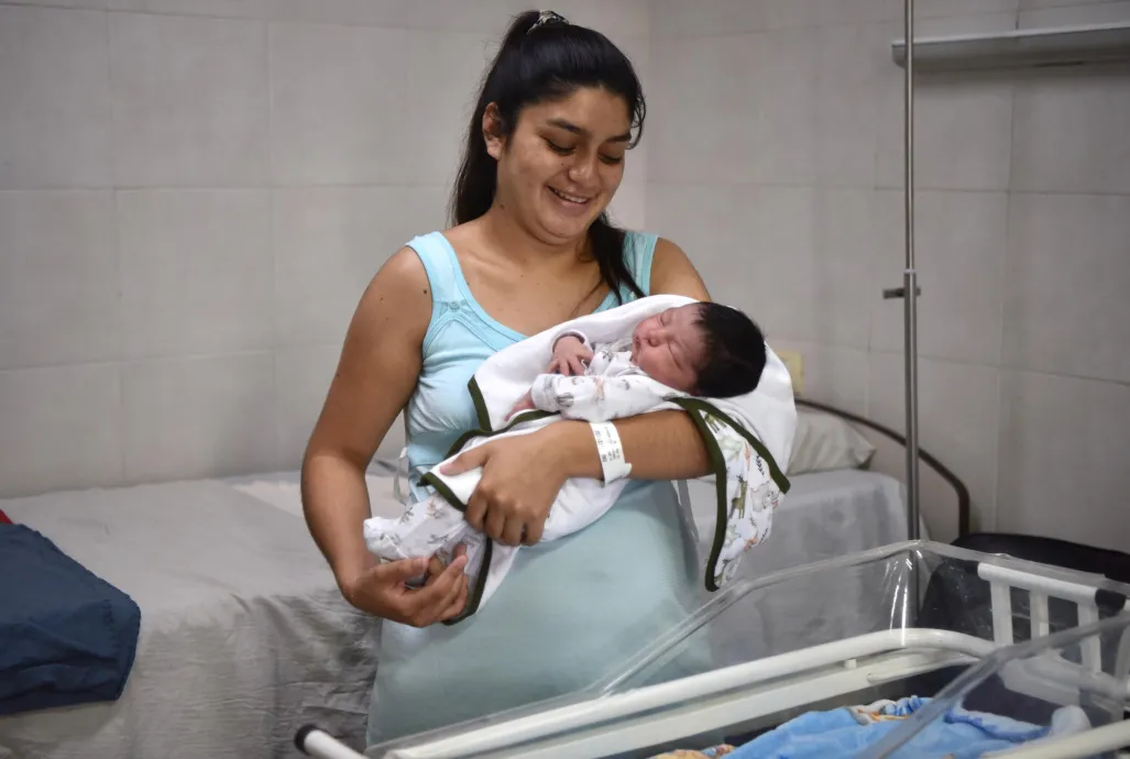 RECIÉN NACIDO. Valentín y su mamá, Camila Micaela Santillán. LA GACETA / FOTO DE INÉS QUINTEROS ORIO 