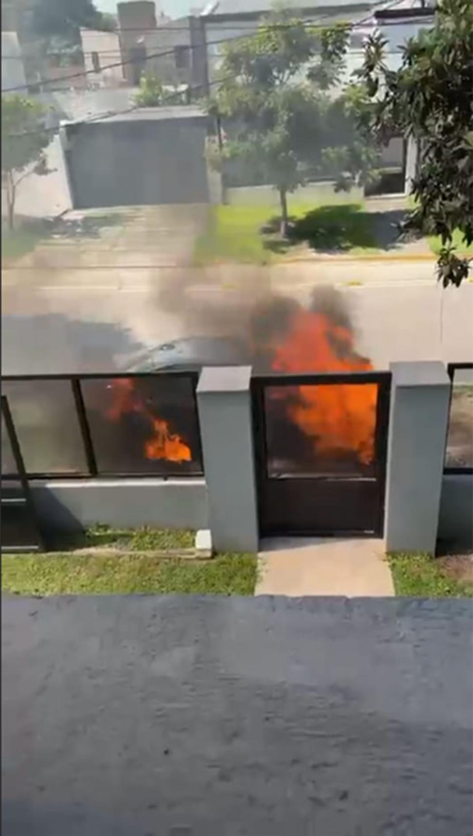 LA PRUEBA. El momento en el que auto se estaba incendiando.