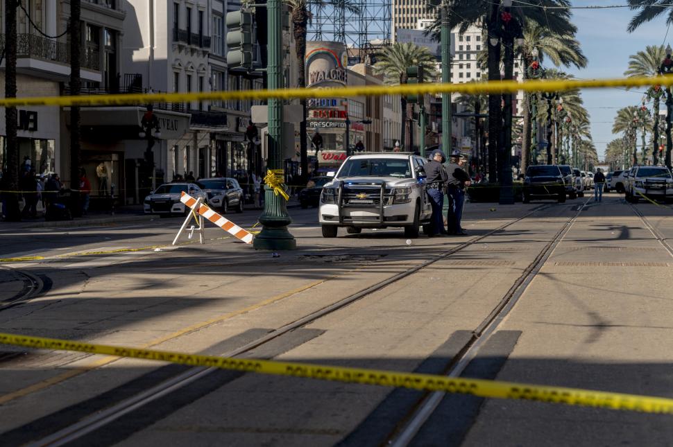 PRECAUCIÓN. Personal policial y del FBI bloquearon el lugar del hecho.