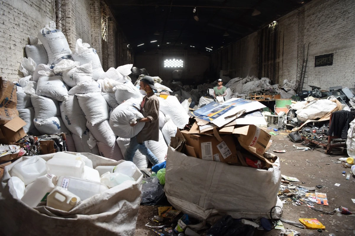 Recicladores callejeros depositan los residuos de la jornada. LA GACETA / ANALÍA JARAMILLO (ARCHIVO)