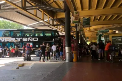 Recambio turístico en Tucumán: el movimiento en la terminal no se detiene