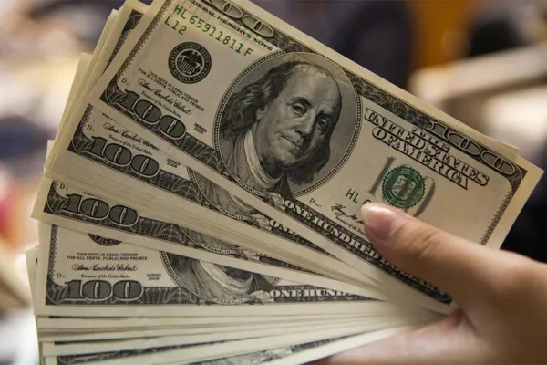 En la primera rueda del año, el dólar blue rompió la tendencia alcista y bajó $15