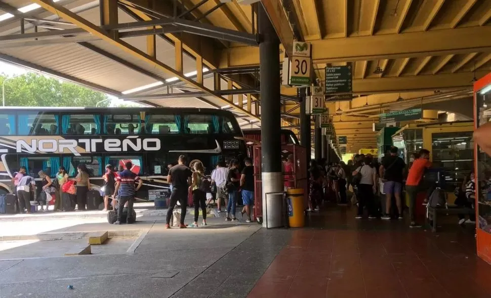 TURISMO DE VERANO. Los servicios con los que cuentan los turistas en la terminal de ómnibus.