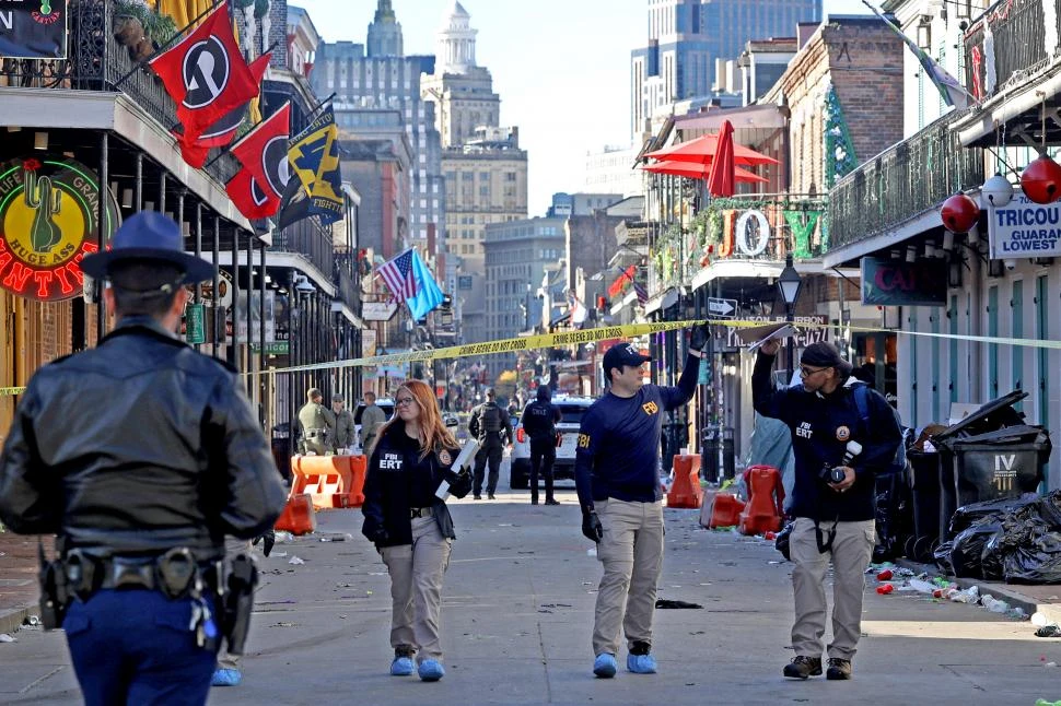 INVESTIGACIÓN. Personal de seguridad trabaja en la escena en Bourbon Street luego de la masacre en las primeras horas de la madrugada de ayer. fotos afp