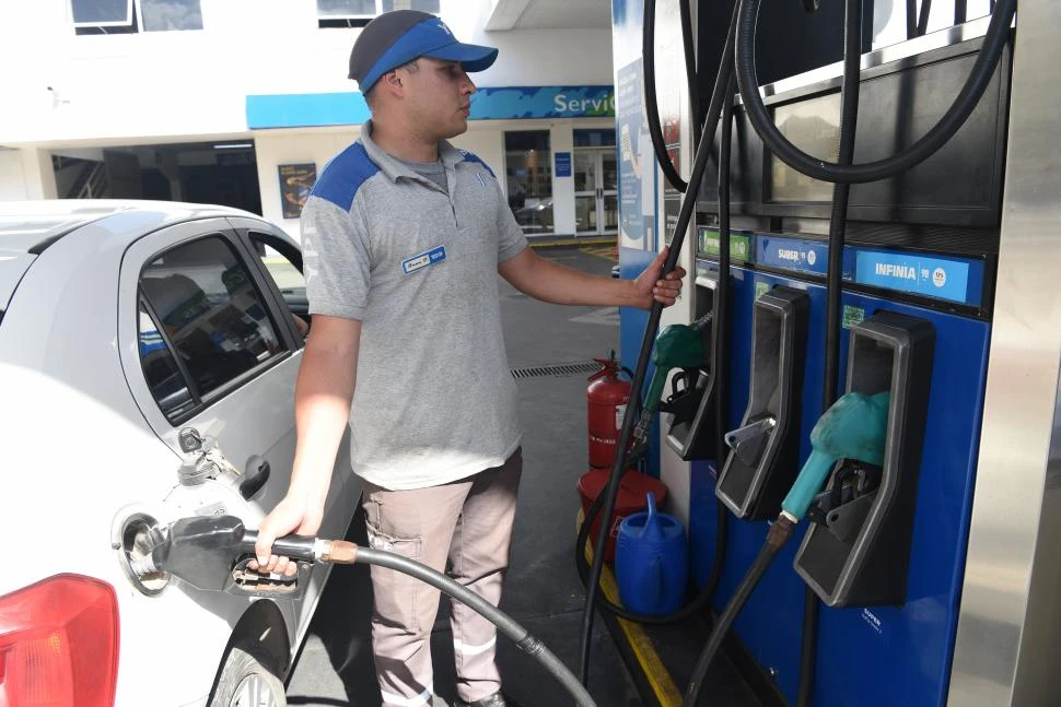 ALZA IMPOSITIVA. La petrolera estatal anunció que el precio de sus combustibles subirá un 1,75% promedio. la gaceta / foto de josé nuno