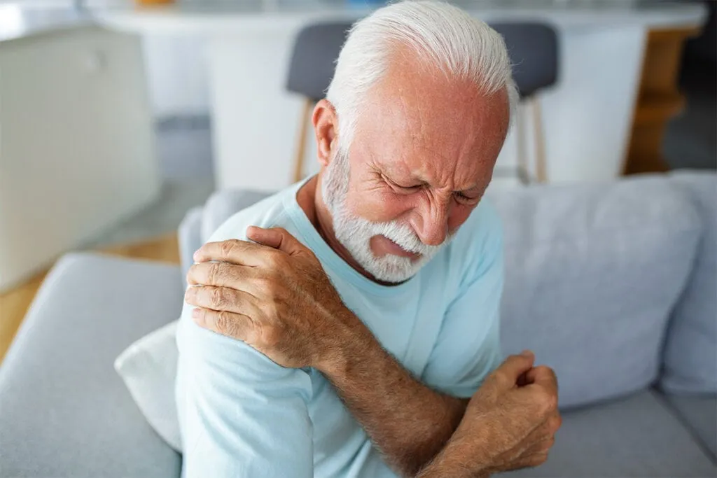 Cómo se manifiesta la sarcopenia, la enfermedad que afecta a los adultos mayores