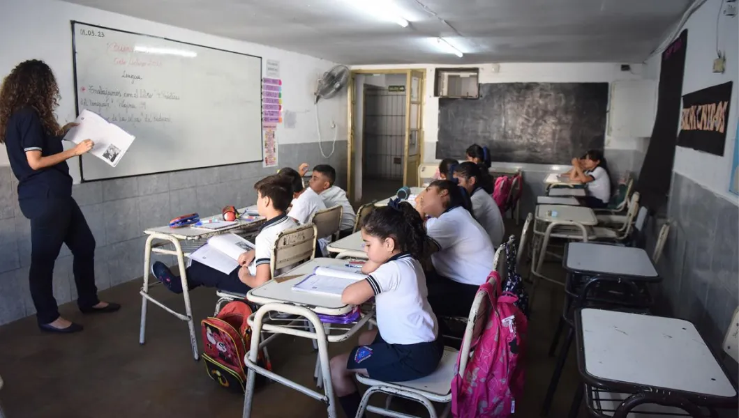 Las aulas y los salarios, el debate nacional.