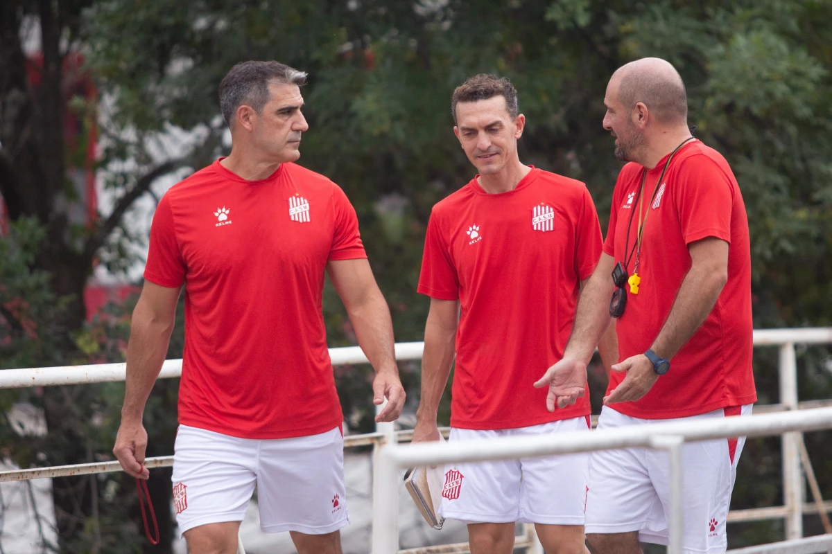 DESAFÍO. Ariel Martos trabaja en la pretemporada junto a Hernán De Camilo y el profe Sergio Saavedra.