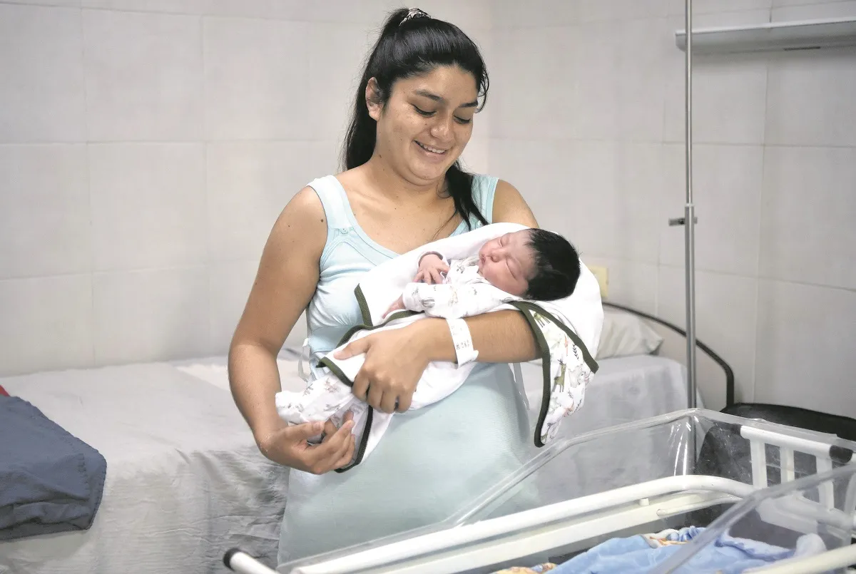 RECIÉN NACIDO. Camila Santillán y su hijo Valentín. 