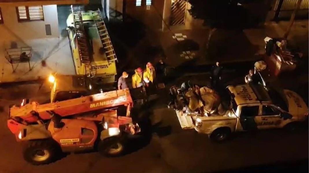 Los agentes tiraron una pared para poder retirar el cuerpo.