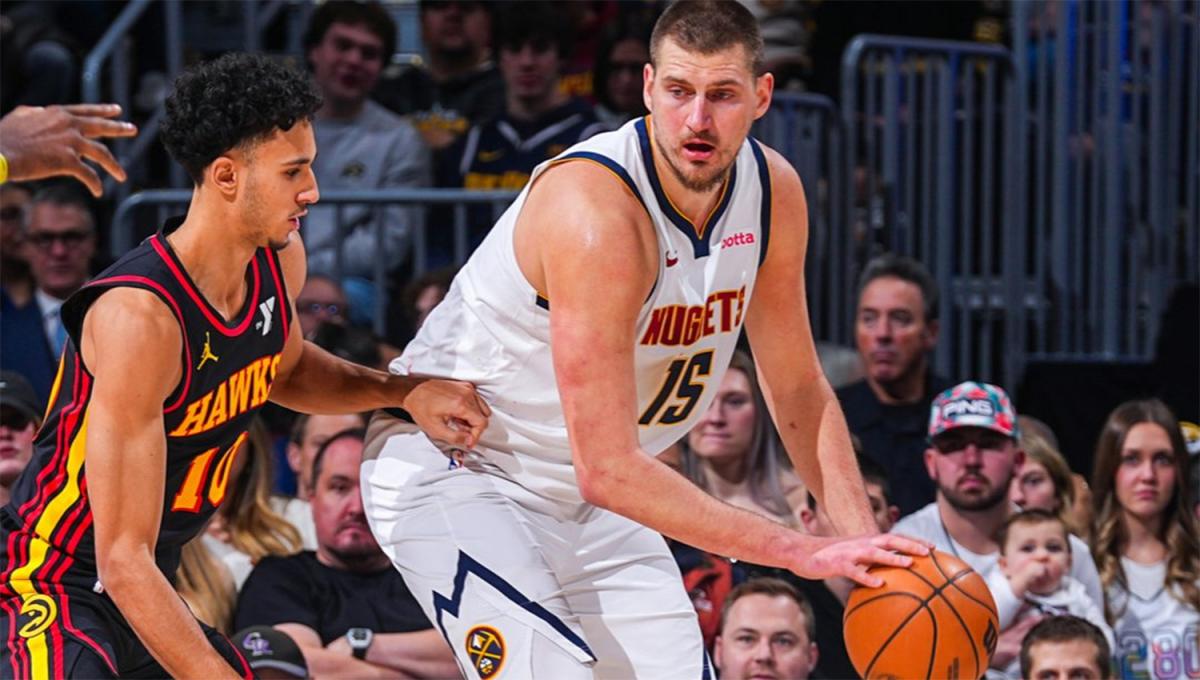 DOMINADOR. El tres veces MVP Nicola Jokic sigue siendo el arma más determinante de los Nuggets en cualquiera de las zonas pintadas.