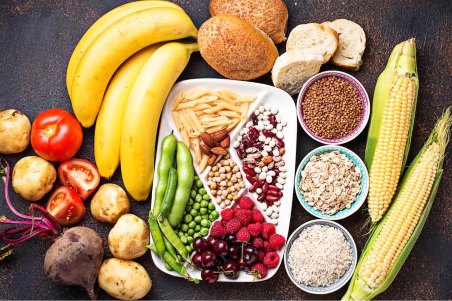 La fibra puede ayudar a reducir el colesterol y a sentirse saciado, lo que puede ayudar a controlar que comas en exceso.