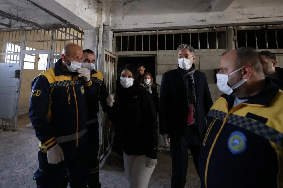 VISITA. Diplomáticos de Francia y de Alemania, en la cárcel de Siria, donde muchos presos murieron por tortura. afp