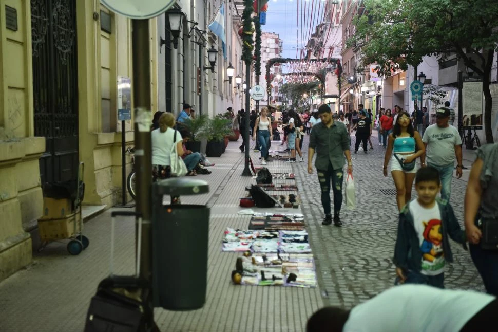 MEDIDA MUNICIPAL. La oficina trata de liberar el tránsito en el paseo de la peatonal Congreso. la gaceta / foto de osvaldo ripoll