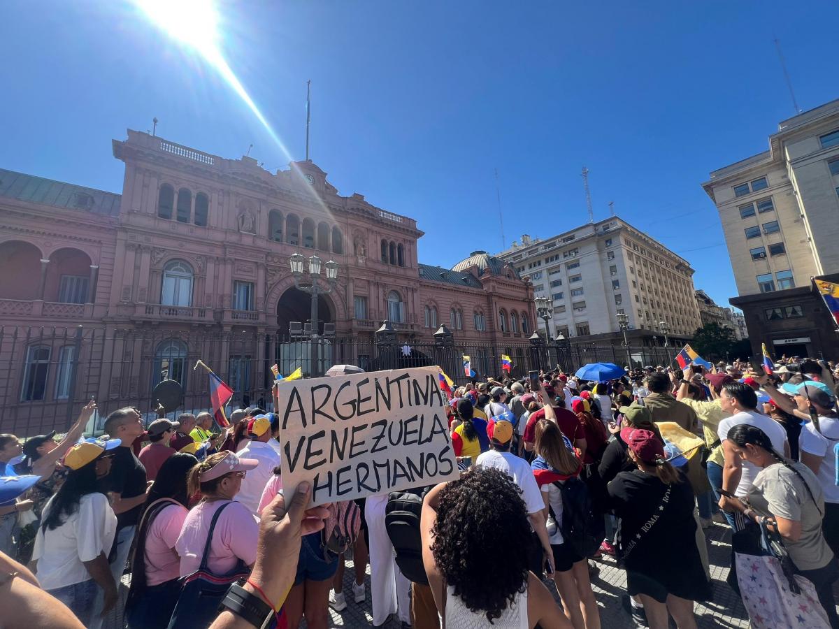 Javier Milei recibió a Edmundo González Urrutia y saludaron desde el balcón de Casa Rosada