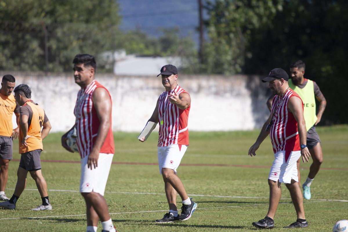 PUESTA A PUNTO. Ariel Martos dirige las prácticas junto a su equipo de trabajo.