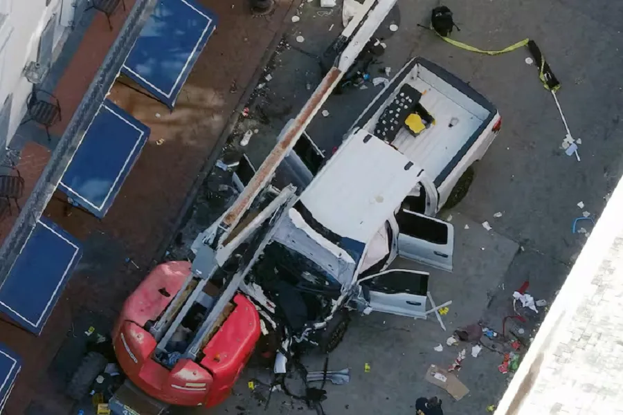 Una bandera negra con letras blancas yace en el suelo enrollada detrás de la camioneta que un hombre condujo contra una muchedumbre en la calle Bourbon de Nueva Orleans, matando e hiriendo a varias personas, en la madrugada del miércoles 1 de enero de 2025.