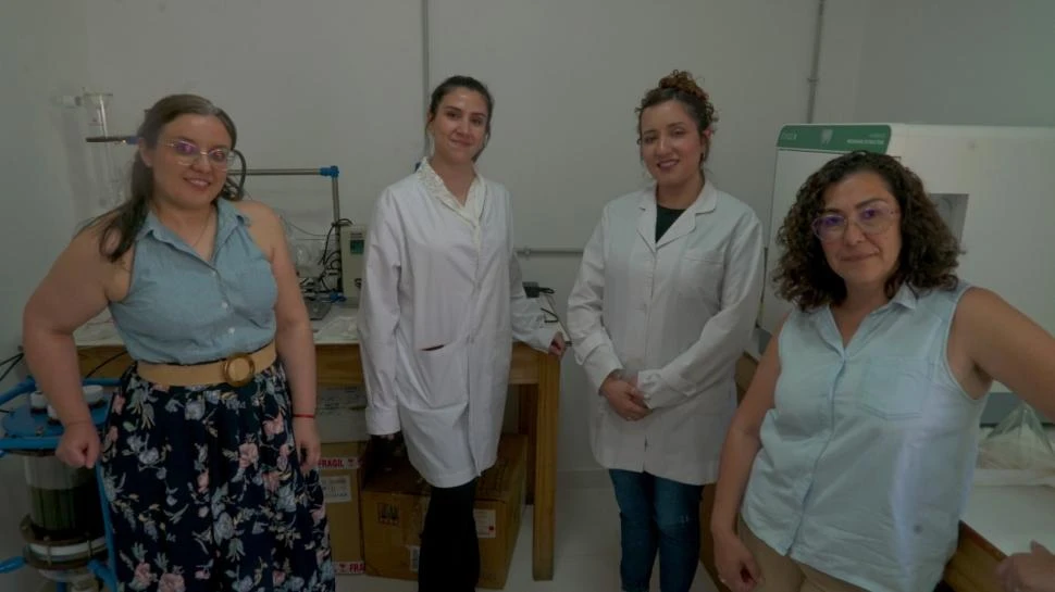 CONOCIMIENTO TUCUMANO. Mariana Rosa (a la derecha) junto con su equipo en los laboratorios de INBIOFIV.