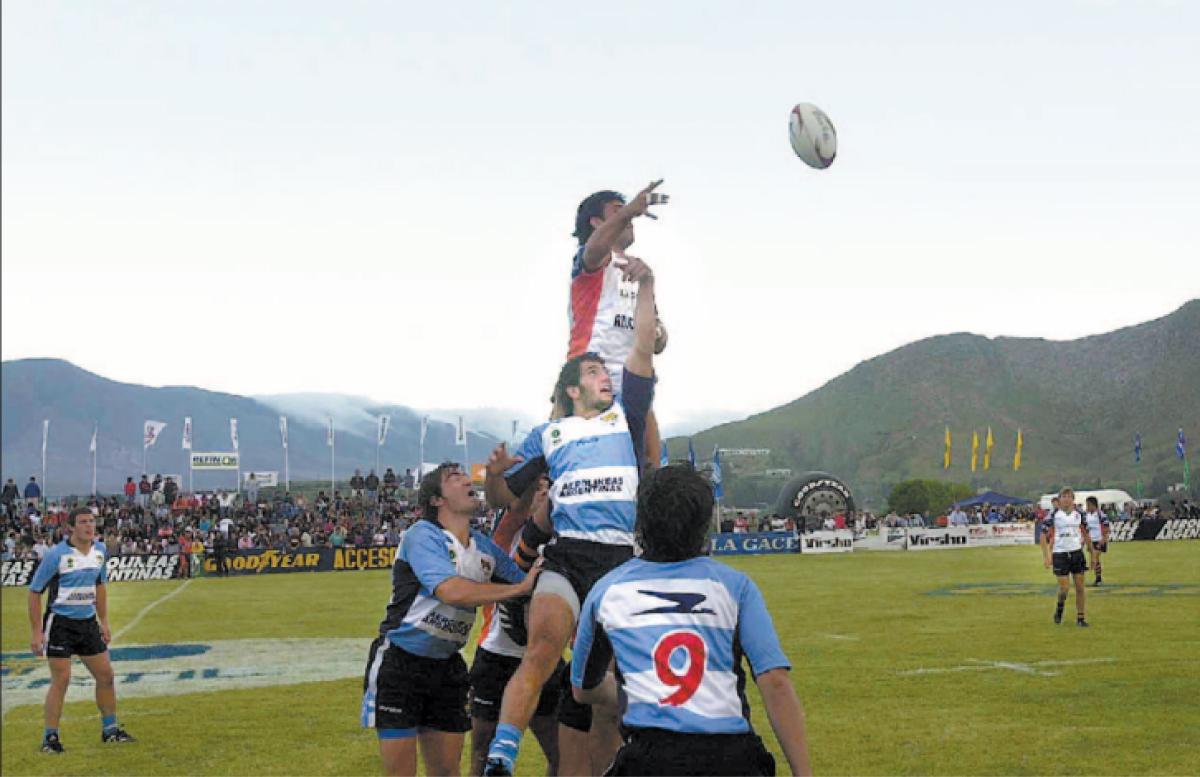 DUELO EN LAS ALTURAS. Javier Belloto busca atrapar la pelota en un line, ante la atenta mirada un integrante del equipo de la UAR.