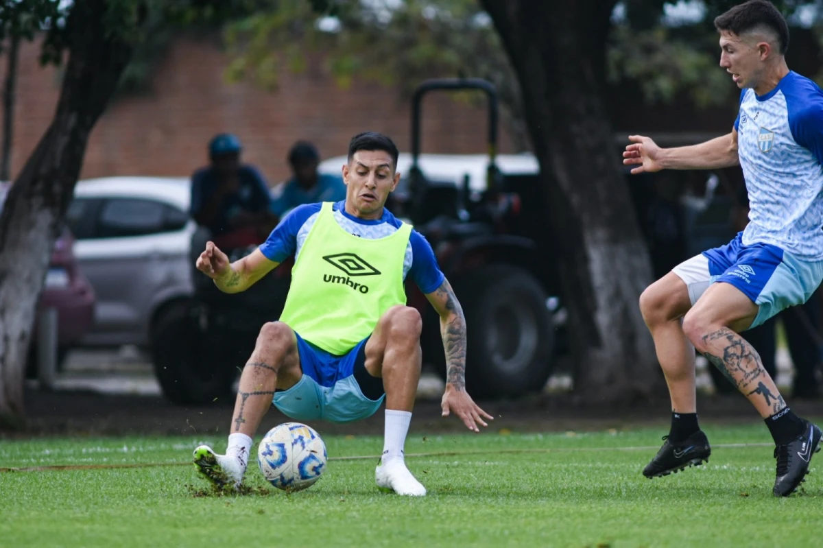 EN ACCIÓN. Lisandro Cabrera cuida la pelota ante la marca de Gianluca Ferrari. Foto: Prensa CAT.