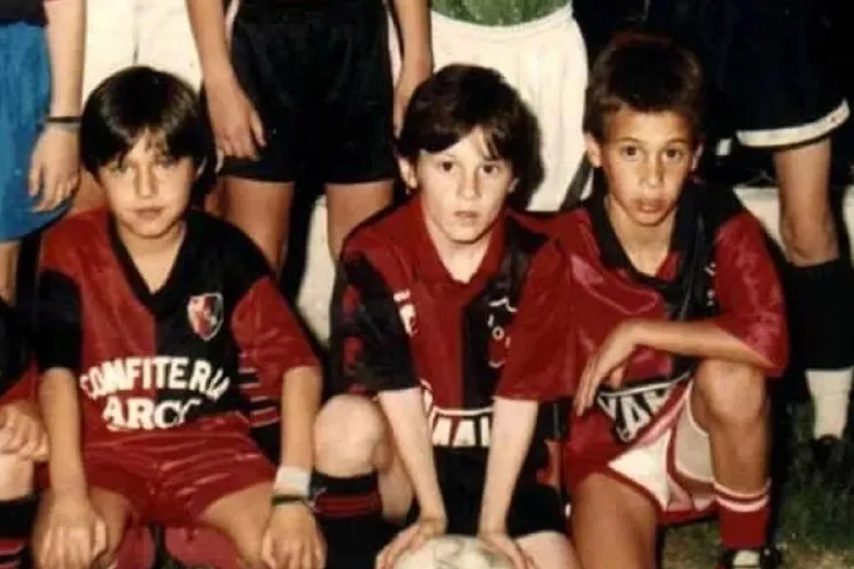 OTROS TIEMPOS. Lionel Messi (en el medio) se reencontró con sus ex compañeros de Newell's.