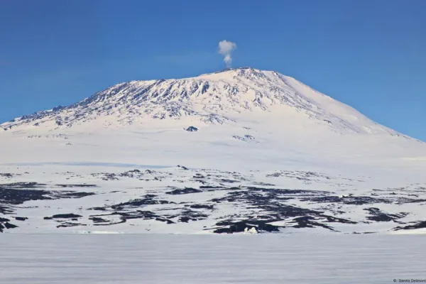 El fantástico volcán de la Antártida que escupe polvo de oro