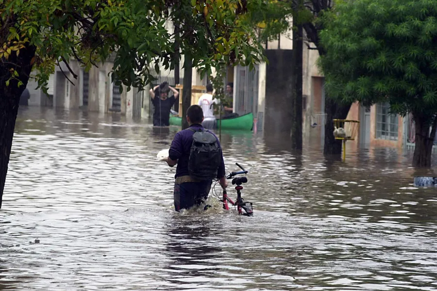 LAS INUNDACIONES. como también actividad sísmica, volcánica, escasez de agua, calor extremo, incendios forestales y precipitaciones extremas son algunas de las condiciones que provocan desastres naturales./MEDICOS SIN FRONTERAS