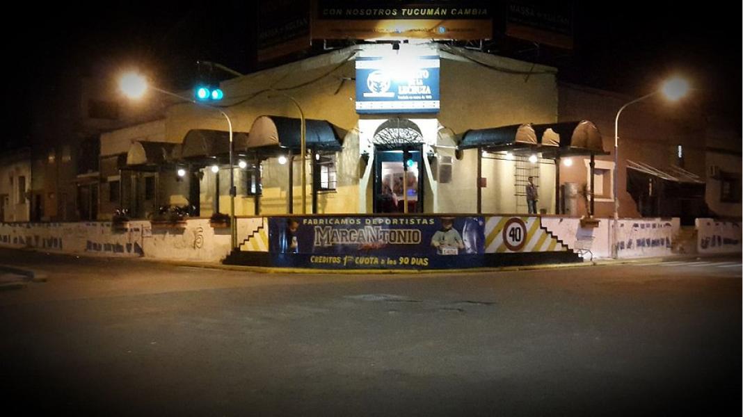 EL ALTO DE LA LECHUZA. la peñas más antigua del país, en una foto nocturna previa aun show./TRIPADVISOR