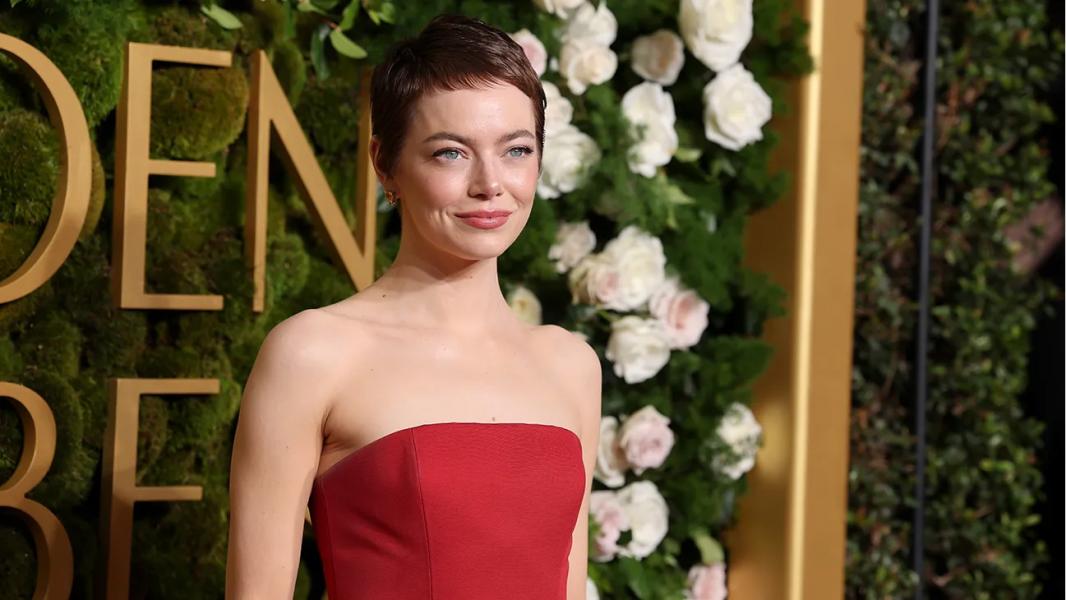 Emma Stone apareció con un audaz corte en los Golden Globes.