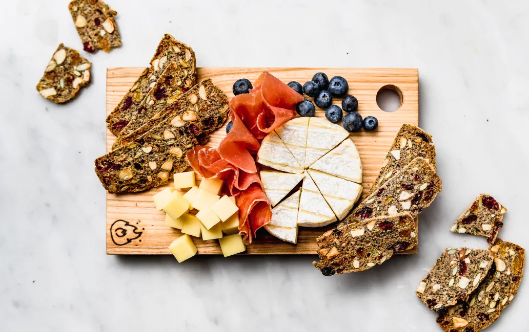 Crackers para una picada con quesos y frutos.