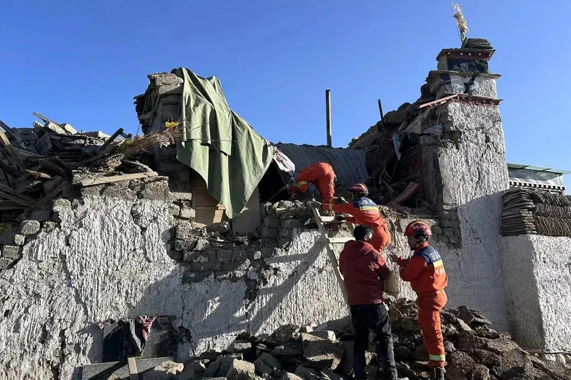 Los rescatistas trabajan en una zona afectada por el terremoto en el municipio de Changsuo de Dingri en Xigaze