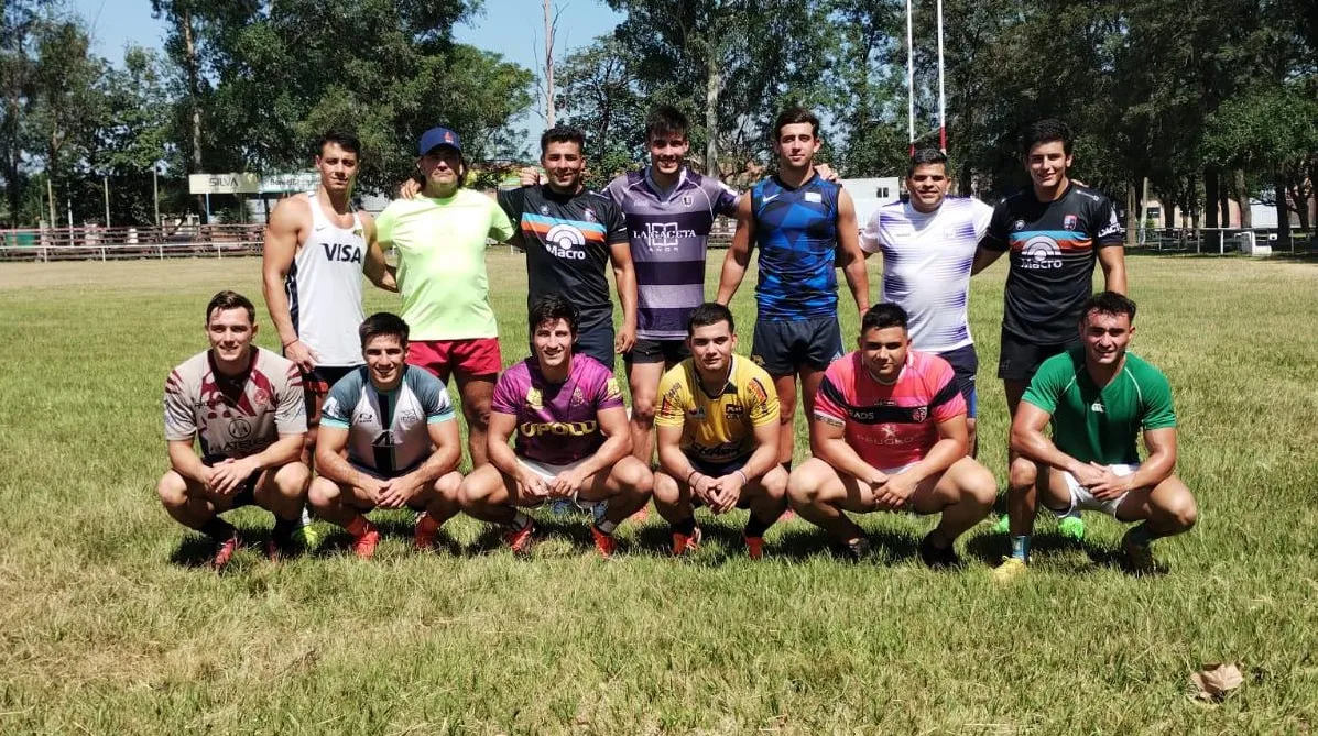 TODO LISTO. El plantel del seleccionado tucumano posa en la cancha antes de emprender el viaje rumbo a Mar del Plata.