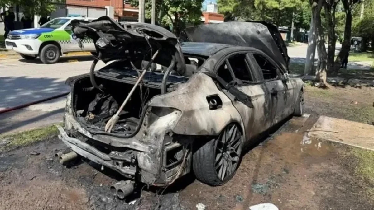 LOS RESULTADOS DEL ATAQUE. El vehículo de alta gama quedó totalmente destruido en la vereda donde su dueño lo había dejado estacionado.