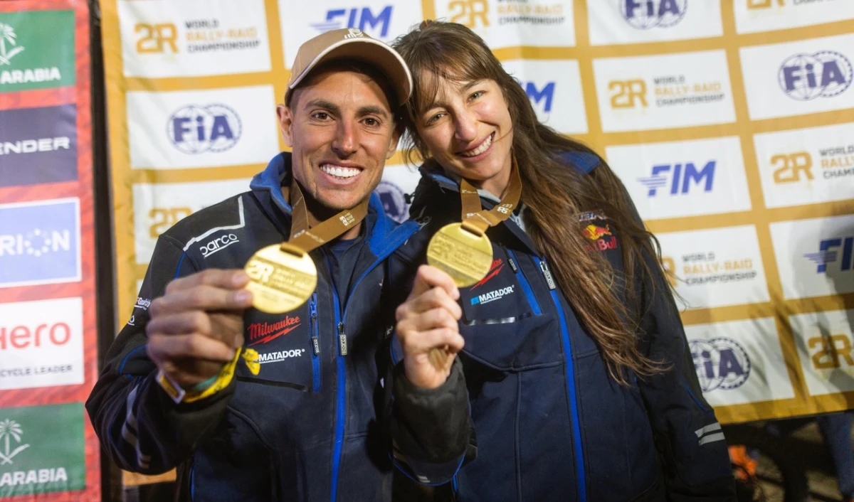 CAMPEONES. Nicolás Cavigliasso y Valentina Pertegarini, marido y mujer y compañeros de Rally Dakar. 