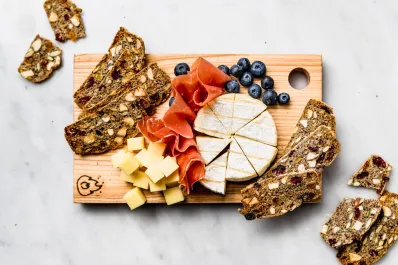 Crackers de almendras y pasas, perfectas para una picada saludable
