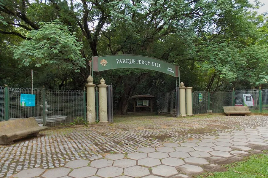 LA ENTRADA. del parque Percy Hill arece de película, abrazando a cada visitante con cada árbol./WIKIPEDIA