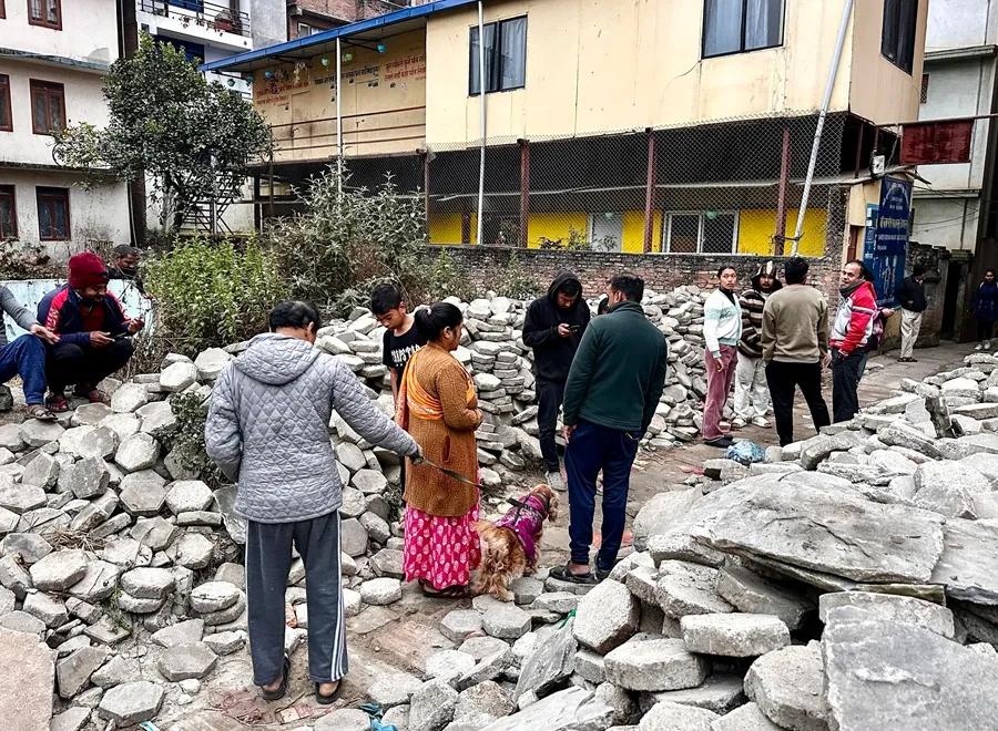 Los nepaleses se reúnen después de salir de sus hogares tras un terremoto temprano en la mañana en Katmandú