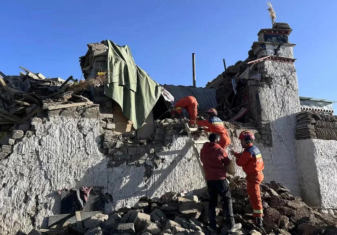 Los rescatistas trabajan en una zona afectada por el terremoto en el municipio de Changsuo de Dingri en Xigaze