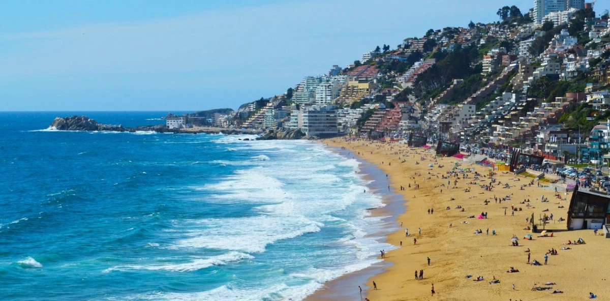 Pegada a Viña del Mar, Reñaca es una de las playas preferidas para estas vacaciones