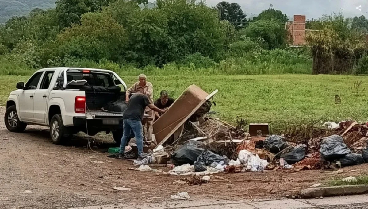 LA PRUEBA. Un vecino fotografió el momento en que vaciaron los residuos de una camioneta.