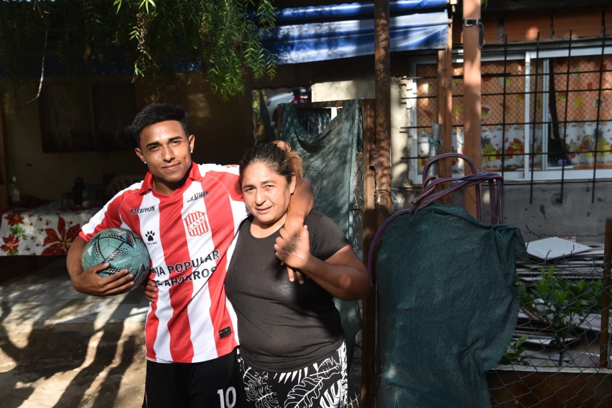 UNIDOS. Cuando no está dentro de un campo de juego, Axel González le colabora en el hogar a su mamá Lorena.