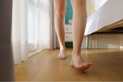 Andar descalzo es el mejor ejercicio para tener pies fuertes, según un experto