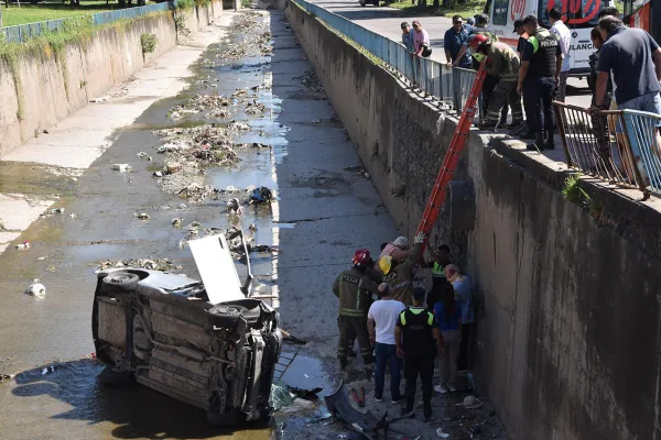 Perdió el control de su auto y cayó en el canal de Camino del Perú y San Juan