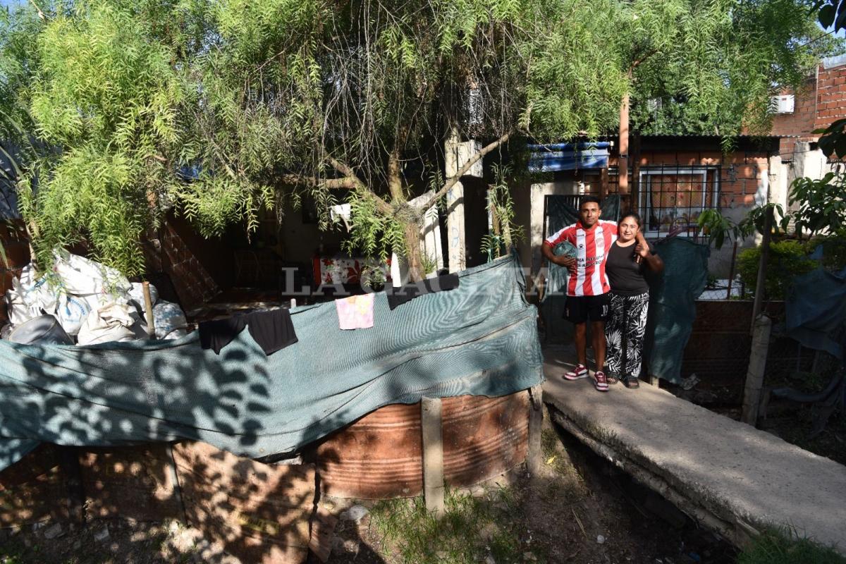 FELICES. Axel González y su mamá Lorena posan en la entrada de su cálido hogar.