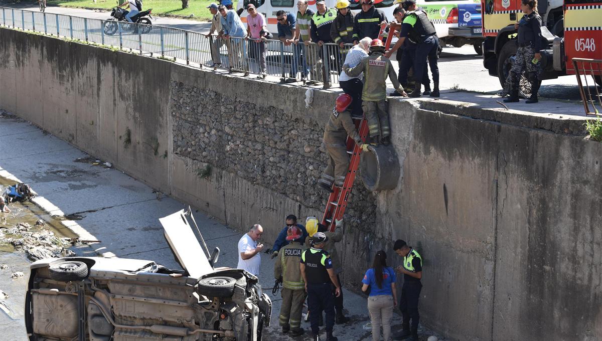 RESCATE. Los ocupantes del vehículo fueron asistidos para salir del canal mediante una escalera.