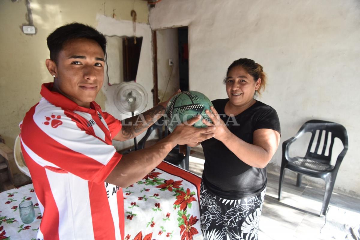 CON EL FÚTBOL COMO MOTOR. Lorena ansía que su hijo Axel triunfe con la camiseta de San Martín.