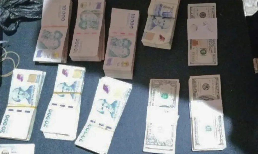 La adolescente se llevó dinero en pesos y en dólares.